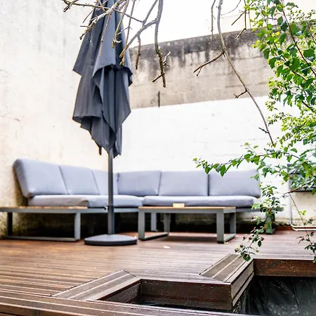 Pavillon Et Jardin